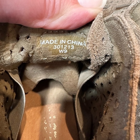 TOMS Laser cut Suede Wedge Booties • Espadrille - Picture 13 of 13